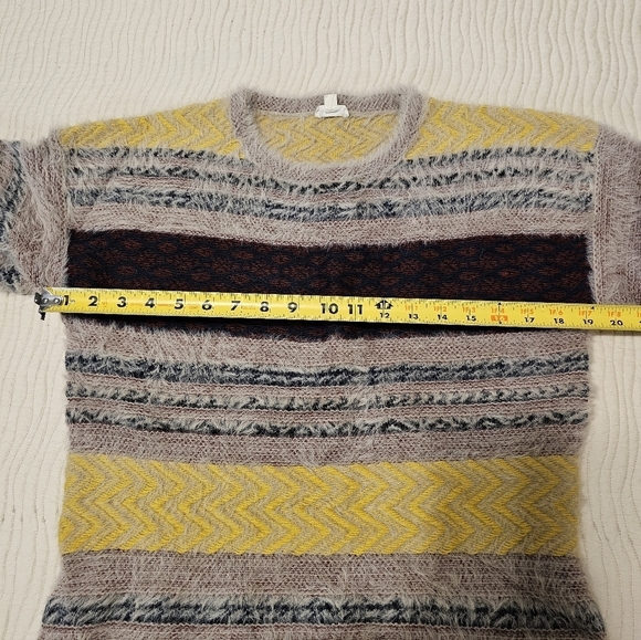 Hem & Thread Sweater Size Large - Picture 4 of 5